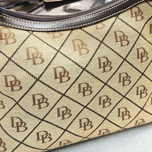 NWOT DOONEY & BOURKE MAXI QUILT SMALL EAST /WEST SLOUCH LEATHER STRAP PURSE - Picture 5 of 17